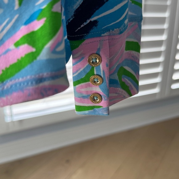 Lilly Pulitzer Boatneck Floral Top With Gold Button Accented Sleeves Size Large - Picture 2 of 7